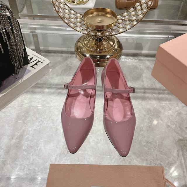 出厂 Miu Miu 缪缪24新款尖头玛丽珍单鞋 复古时髦的单品 非常修饰脚型 舒适简单百搭 脚背一字带设计 上脚果然更惊艳~ 面料：进口漆皮 内里：羊皮 码数